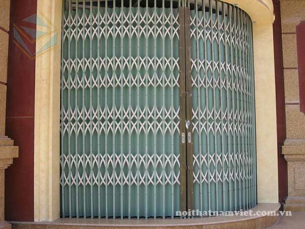 cửa kéo có lá trên mặt tiền cong